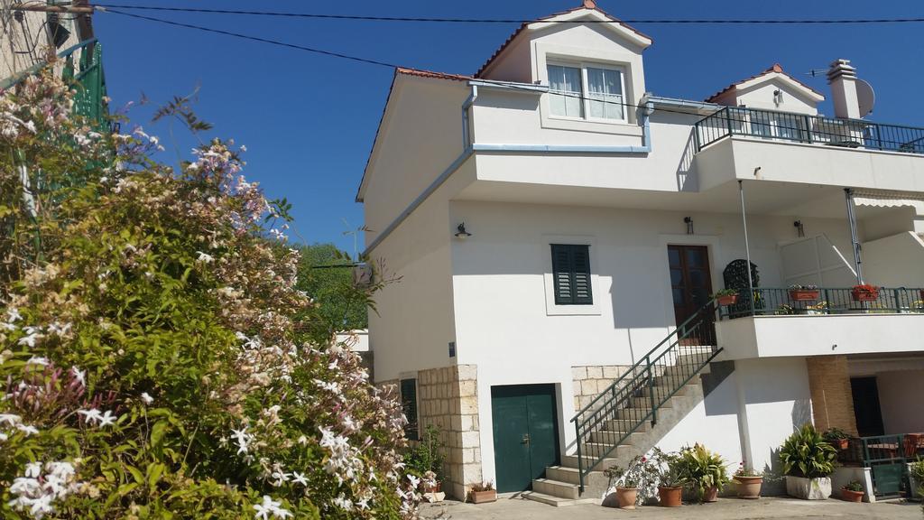 Viktorija Apartments Seget Vranjica Exterior photo